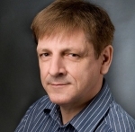 Obraz zawierający Ludzka twarz, osoba, Podbródek, ubraniaZawartość wygenerowana przez AI może być niepoprawna.